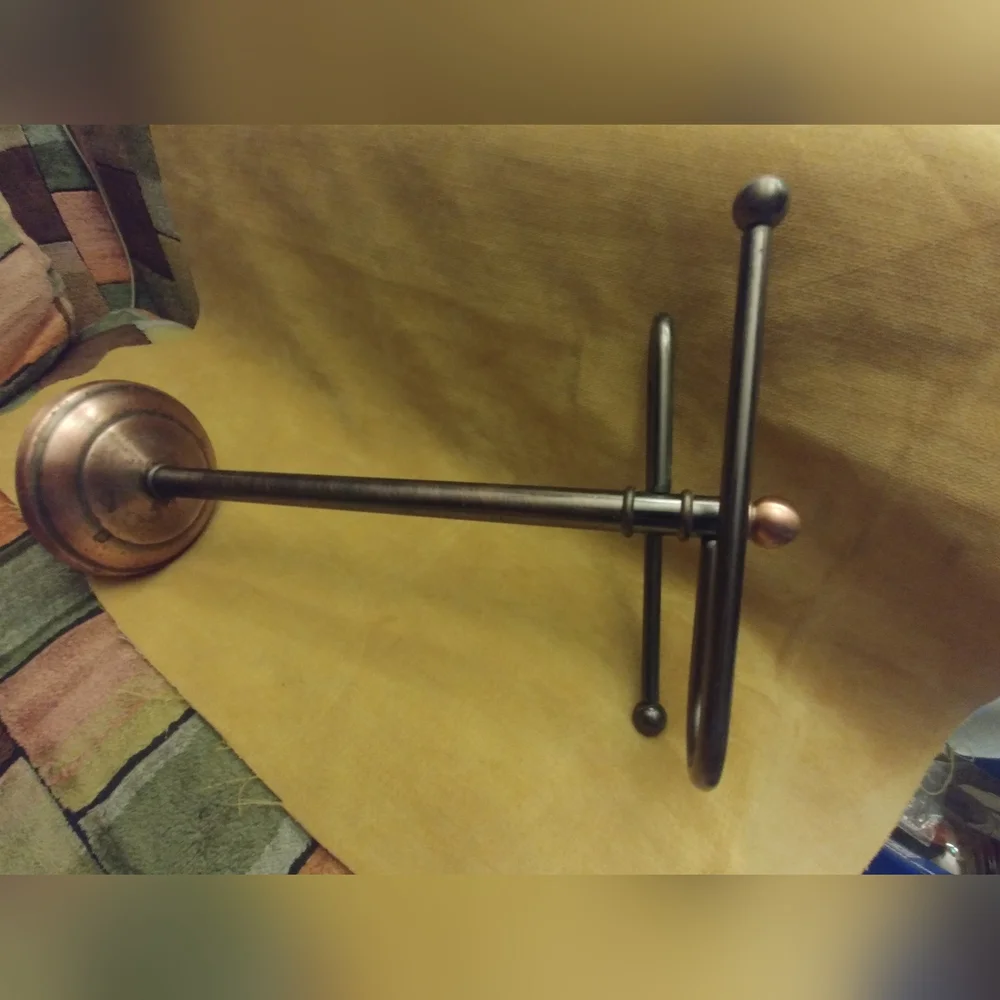 Metallic towel rack
